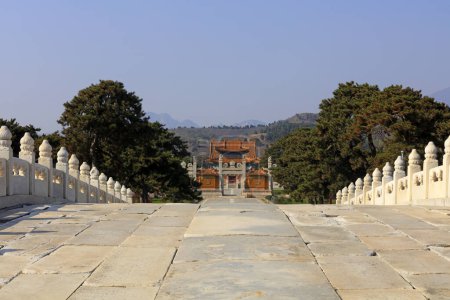 Foto de Puente de mármol blanco frente al mausoleo real de la dinastía Qing, condado de Yi, provincia de Hebei, China - Imagen libre de derechos