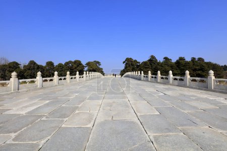 Téléchargez les photos : Pont en arc de pierre du mausolée royal de la dynastie Qing, comté de Yi, province du Hebei, Chine - en image libre de droit