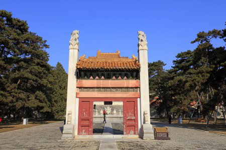 Téléchargez les photos : Architectural landscape of royal mausoleum in Qing Dynasty, Yi County, Hebei Province, China - en image libre de droit