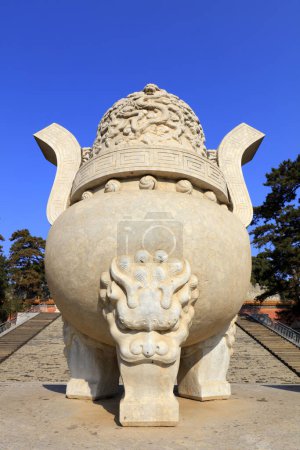 Foto de Condado de Yi, China - 4 de noviembre de 2017: Paisaje arquitectónico del incensario tallado en piedra en el mausoleo imperial de la dinastía Qing, condado de Yi, provincia de Hebei, China - Imagen libre de derechos
