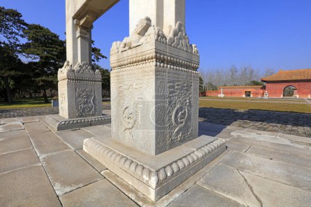 Téléchargez les photos : Facade sculpture of royal mausoleum stone archway in Qing Dynasty, Yi County, Hebei Province, China - en image libre de droit