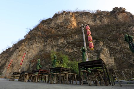 Téléchargez les photos : Restaurant en plein air au pied de la montagne, comté de Yi, province du Hebei, Chine - en image libre de droit
