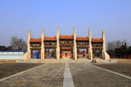 Téléchargez les photos : Yi County, China - November 5, 2017: Stone archway of royal mausoleum in Qing Dynasty, Yi County, Hebei Province, China - en image libre de droit