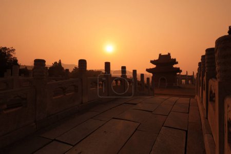 Foto de Yi County, China - November 5, 2017: Ancient Chinese architecture is in the setting sun, Yi County, Hebei Province, China - Imagen libre de derechos