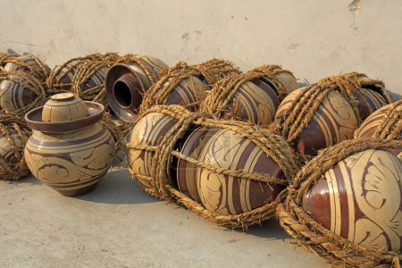 Téléchargez les photos : Traditional Chinese pickle jars are wrapped in straw ropes - en image libre de droit
