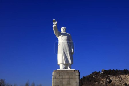 Foto de Tangshan - December 5, 2017: Chinese leader MAO zedong's White marble statue in the square, tangshan city, hebei province, China - Imagen libre de derechos