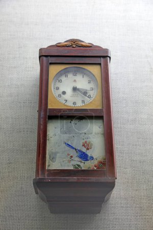 Foto de Reloj de pared, antigua herramienta de sincronización china - Imagen libre de derechos