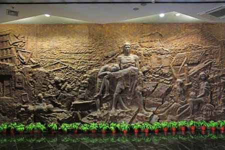 Téléchargez les photos : Tangshan - 5 décembre 2017 : sculpture murale, musée du tremblement de terre de tangshan, ville de tangshan, province du hebei, Chine - en image libre de droit