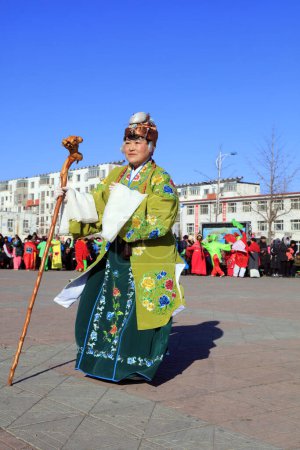 Téléchargez les photos : Comté de Luannan - 9 février 2017 : Danse folklorique chinoise performance de Yangko dans la rue, comté de Luannan, province du Hebei, Chine - en image libre de droit