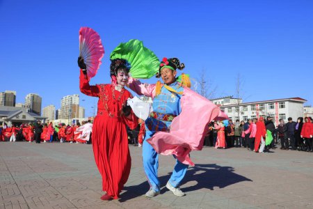 Téléchargez les photos : Comté de Luannan - 9 février 2017 : Danse folklorique chinoise performance de Yangko dans la rue, comté de Luannan, province du Hebei, Chine - en image libre de droit