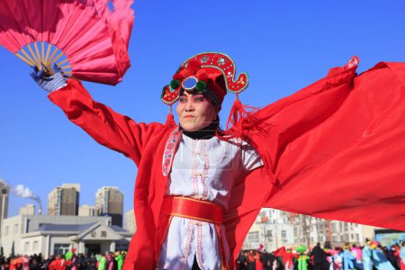 Foto de Condado de Luannan - 10 de febrero de 2017: danza popular china Yangko rendimiento en la calle, Condado de Luannan, provincia de Hebei, Chin - Imagen libre de derechos
