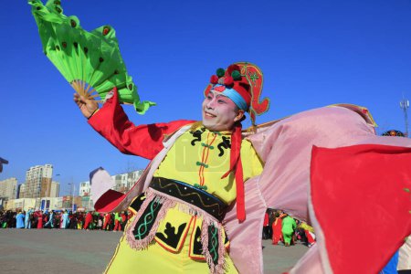 Téléchargez les photos : Comté de Luannan - 10 février 2017 : Danse folklorique chinoise performance de Yangko dans la rue, comté de Luannan, province du Hebei, Chin - en image libre de droit