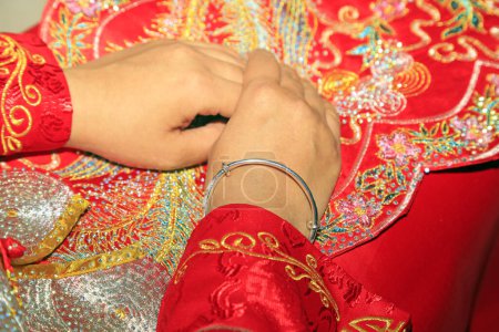 Téléchargez les photos : Mariées chinoises et costumes brodés - en image libre de droit