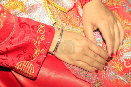 Téléchargez les photos : Mariées chinoises et costumes brodés - en image libre de droit