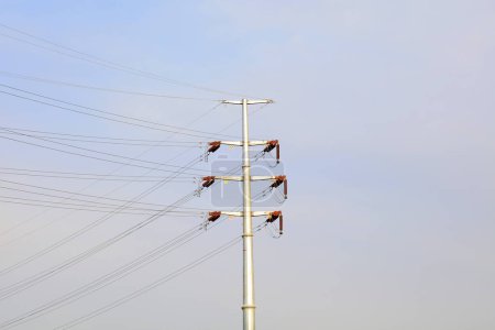 Téléchargez les photos : Poteaux électriques en acier dans le fond bleu ciel - en image libre de droit