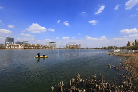 Téléchargez les photos : Bateaux de pêche capturent des filets dans les lacs, Chine - en image libre de droit