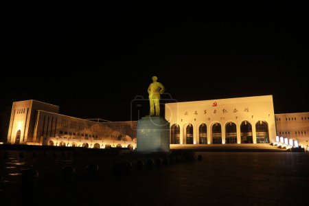 Foto de Ciudad de Yan 'an - 2 de abril de 2017: Mao Zedong Escultura en la noche, Ciudad de Yan' an, provincia de Shaanxi, China - Imagen libre de derechos