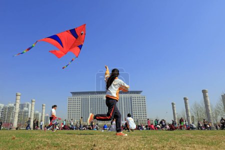 Foto de Condado de Luannan - 15 de abril de 2017: la gente vuela cometas al aire libre, Condado de Luannan, provincia de Hebei, China, 15 de abril de 201 - Imagen libre de derechos