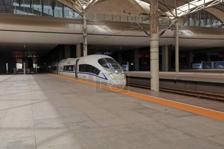 Téléchargez les photos : Shijiazhuang - 5 mai 2017 : Tête de train CRH dans la gare ferroviaire, ville de Shijiazhuang, province du Hebei, Chine - en image libre de droit