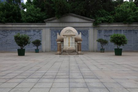 Téléchargez les photos : Shijiazhuang - 5 mai 2017 : la tombe du Dr Bethune, à l'extérieur d'une salle commémorative, Shijiazhuang, Hebei, Chine - en image libre de droit