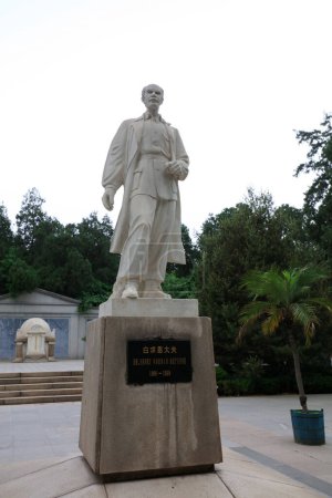 Téléchargez les photos : Shijiazhuang - 5 mai 2017 : Statue du Dr Bethune, devant une salle commémorative, Shijiazhuang, province du Hebei, Chine - en image libre de droit
