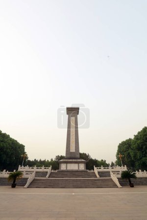 Téléchargez les photos : Shijiazhuang - 5 mai 2017 : Monument aux martyrs, devant une salle commémorative, Shijiazhuang, Hebei, Chine - en image libre de droit