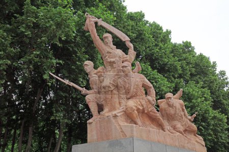 Téléchargez les photos : Shijiazhuang, 5 mai 2017 : Sculpture guerrière, devant une salle commémorative, Shijiazhuang, Hebei, Chine - en image libre de droit
