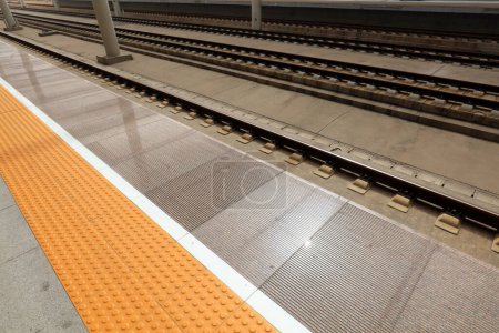Téléchargez les photos : Gares, quais et voies ferrées - en image libre de droit