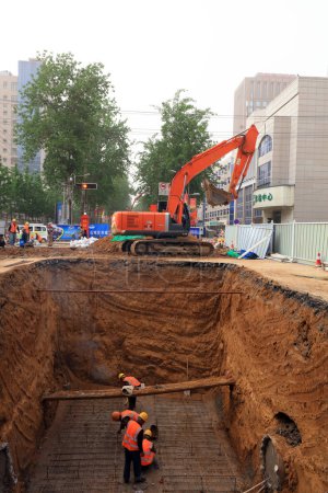 Foto de Shijiazhuang City - 5 de mayo de 2017: sitio de construcción del proyecto de desviación de lluvia, Shijiazhuang, Hebei, China - Imagen libre de derechos