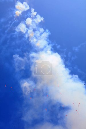 Foto de Humo de petardo en el cielo azul - Imagen libre de derechos