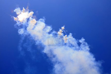 Foto de Humo de petardo en el cielo azul - Imagen libre de derechos