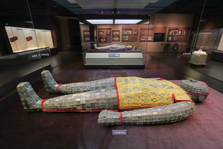 Téléchargez les photos : Shijiazhuang City - 26 juillet 2017 : Jade vêtements cousus avec fil d'or Exposition au Musée, Shijiazhuang City, province du Hebei, Chine - en image libre de droit