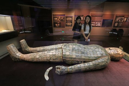 Téléchargez les photos : Shijiazhuang City - 26 juillet 2017 : Jade vêtements cousus avec fil d'or Exposition au Musée, Shijiazhuang City, province du Hebei, Chine - en image libre de droit