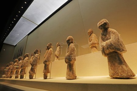 Téléchargez les photos : Sculpture chinoise antique en céramique, reliques culturelles découvertes - en image libre de droit