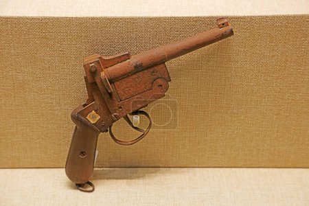 Foto de Pistolas rotas en la sala de exposiciones - Imagen libre de derechos