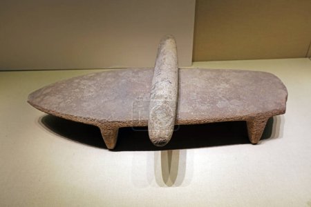 Téléchargez les photos : Anciens artefacts en pierre chinoise dans le hall d'exposition - en image libre de droit