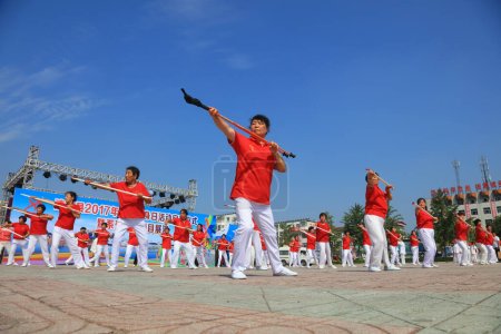 Téléchargez les photos : Comté de Luannan - 8 août 2017 : Spectacle d'aérobic dans un parc, comté de Luannan, province du Hebei, Chine - en image libre de droit