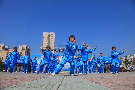 Foto de Condado de Luannan - 8 de agosto de 2017: espectáculo de ejercicios de musculación en un parque, Condado de Luannan, provincia de Hebei, China - Imagen libre de derechos