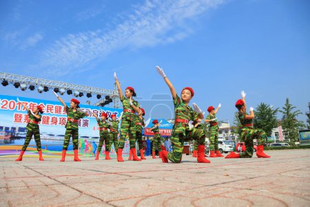 Téléchargez les photos : Comté de Luannan - 8 août 2017 : Spectacle de danse pour enfants dans un parc, comté de Luannan, province du Hebei, Chine - en image libre de droit