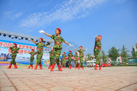 Téléchargez les photos : Comté de Luannan - 8 août 2017 : Spectacle de danse pour enfants dans un parc, comté de Luannan, province du Hebei, Chine - en image libre de droit
