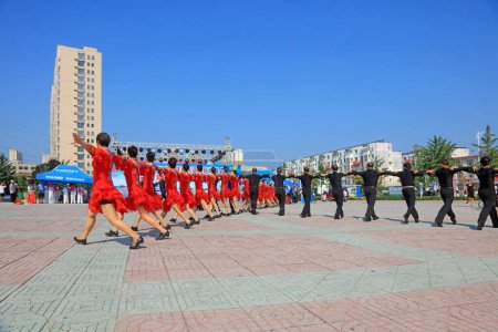Téléchargez les photos : Comté de Luannan - 8 août 2017 : Spectacle de danse sportive dans un parc, comté de Luannan, province du Hebei, Chine - en image libre de droit