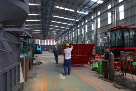 Foto de Condado de Luannan, China - 28 de agosto de 2017: Taller de fabricación de maquinaria agrícola en una fábrica, Condado de Luannan, provincia de Hebei, China - Imagen libre de derechos