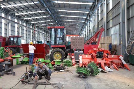 Foto de Condado de Luannan, China - 28 de agosto de 2017: Taller de fabricación de maquinaria agrícola en una fábrica, Condado de Luannan, provincia de Hebei, China - Imagen libre de derechos