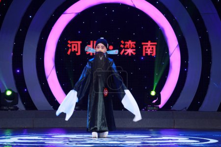 Téléchargez les photos : COMTÉ DE LUANNAN, Chine - 7 septembre 2017 : un garçon vêtu d'un costume classique chinois interprète l'Opéra de Pékin sur scène dans le COMTÉ DE LUANNAN, province du Hebei, Chine - en image libre de droit