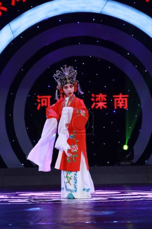 Téléchargez les photos : COMTÉ DE LUANNAN, Chine - 7 septembre 2017 : une jeune fille vêtue d'un costume classique chinois joue de l'opéra de Pékin sur scène dans le COMTÉ DE LUANNAN, province du Hebei, Chine - en image libre de droit