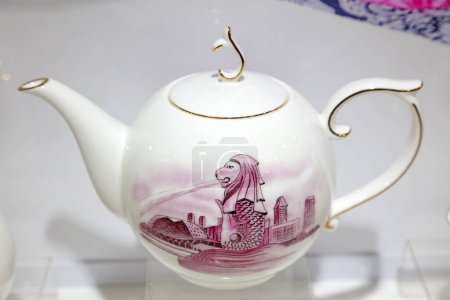 Téléchargez les photos : Set de thé en céramique exquis dans un magasin, Chine - en image libre de droit