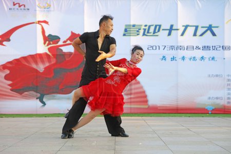 Foto de LUANNAN COUNTY, China - 19 de septiembre de 2017: Actuación de danza deportiva en la plaza al aire libre, LUANNAN COUNTY, provincia de Hebei, China - Imagen libre de derechos