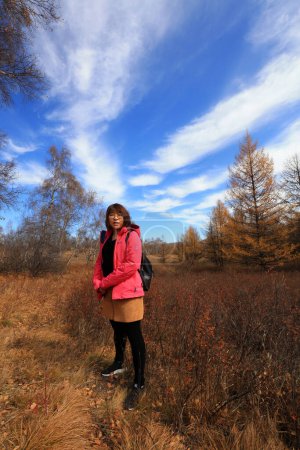 Téléchargez les photos : Inner Mongolia, China - October 2, 2017: Tourists in huanggangliang scenic spot, Keshiketeng Banner, Chifeng City, Inner Mongolia, China - en image libre de droit