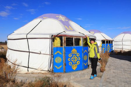 Téléchargez les photos : Inner Mongolia, China - October 3, 2017: tourists visit the Picea asperata Park in Baiyin Aobao sandy land, Keshiketeng World Geopark, Inner Mongolia, China - en image libre de droit