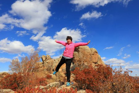 Téléchargez les photos : Inner Mongolia, China - October 3, 2017: tourists visit Qingshan Park, Keshiketeng World Geopark, Inner Mongolia, China - en image libre de droit